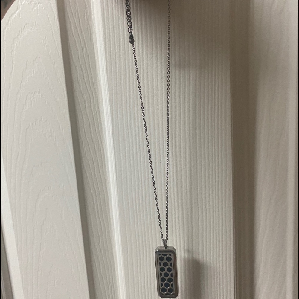 Silver Oil diffuser aromatherapy honey comb symbol necklace - Picture 6 of 6